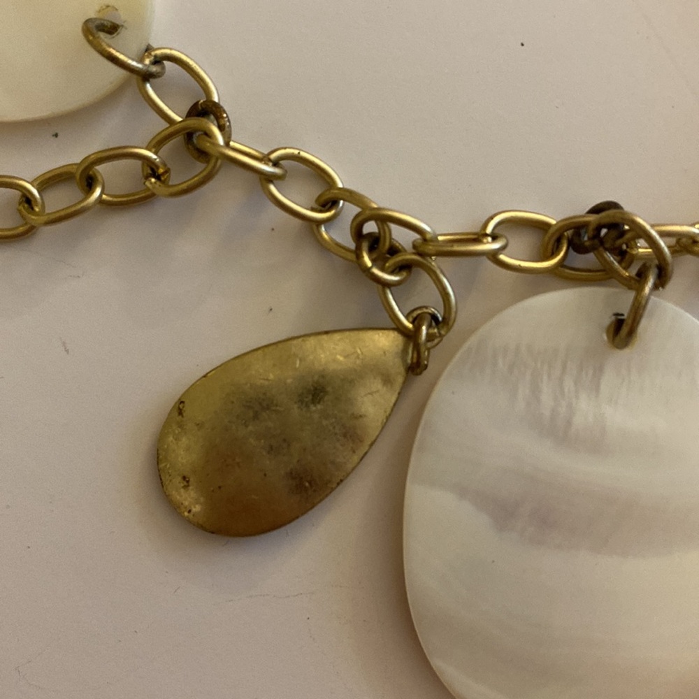Chaps costume necklace with large genuine seashells on soft bronze tone chain - Picture 6 of 7